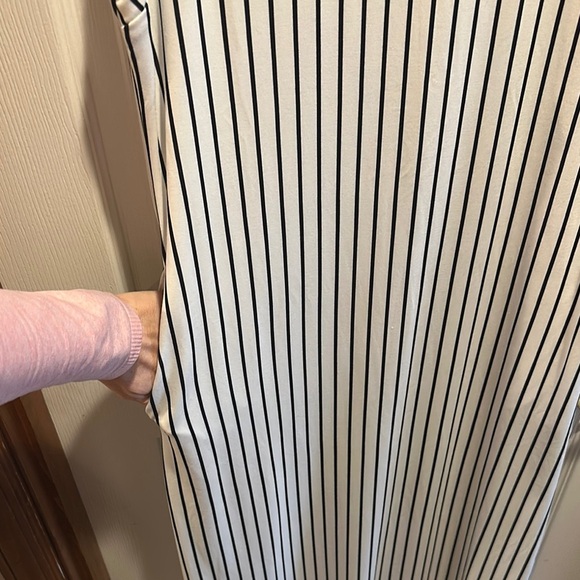 Casual White and Navy Sleeveless Sheath Maxi Dress - Picture 3 of 6